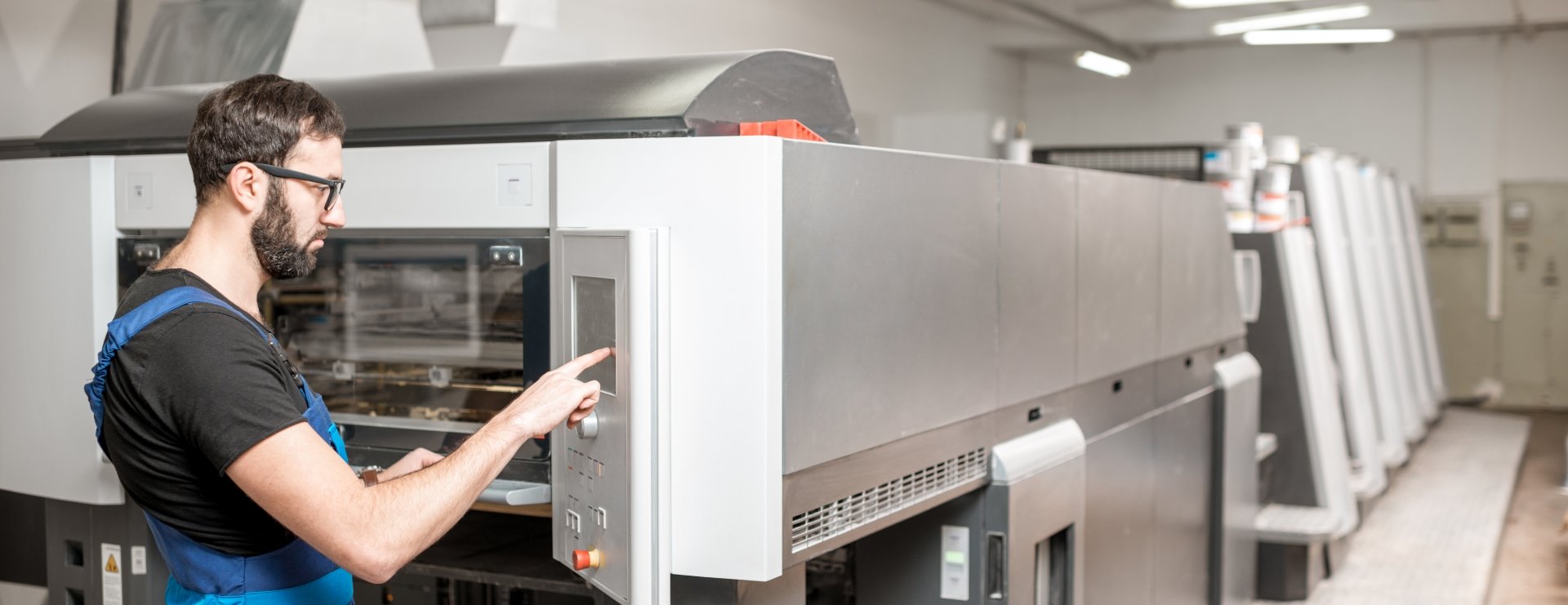 printing-operator-working-at-the-manufacturing-2025-03-13-13-09-43-utc